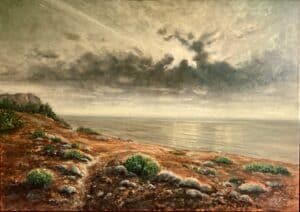 Gemälde einer dramatischen Küstenlandschaft mit Felsen, Pfad, ruhigem Meer und dunklen, lichtdurchbrochenen Wolken am Himmel, von Matthias Schneider-Dominco, zwischen realistisch und impressionistisch, 100x70 cm, Öl auf Leinwand.