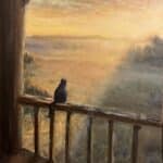 Ölgemälde einer schwarzen Katze, die auf einem hölzernen Balkon-Geländer sitzt und in eine weite Landschaft mit goldenem Abendlicht blickt. Der Himmel ist warm orange gefärbt, Nebel liegt über den Feldern, und die Szene wirkt ruhig und stimmungsvoll.