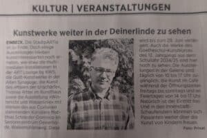 Porträt des Künstlers Matthias Schneider‑Domincio vor grünen Tannen, aufgenommen für die Ausstellung „Winterlicht und Wasserlinie“ im Seniorenzentrum Deinerlinde in Einbeck.