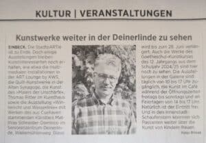 Porträt des Künstlers Matthias Schneider‑Domincio vor grünen Tannen, aufgenommen für die Ausstellung „Winterlicht und Wasserlinie“ im Seniorenzentrum Deinerlinde in Einbeck.