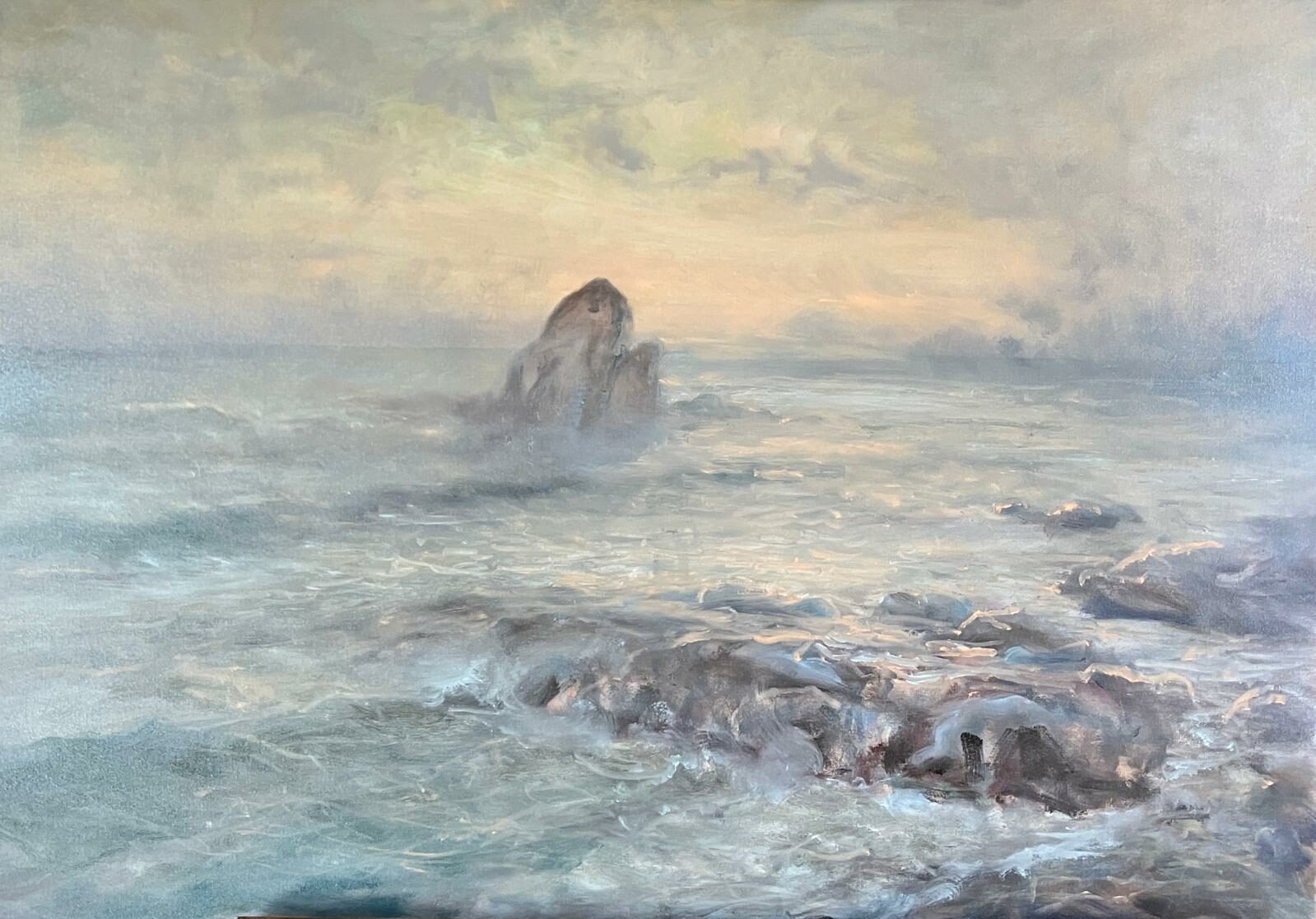 Impressionistisches Ölgemälde Die Muschelfischer mit einer felsigen Meeresküste, Wellen in der Brandung und einer markanten Felsformation im morgendlichen Dunst unter bewölktem Himmel.