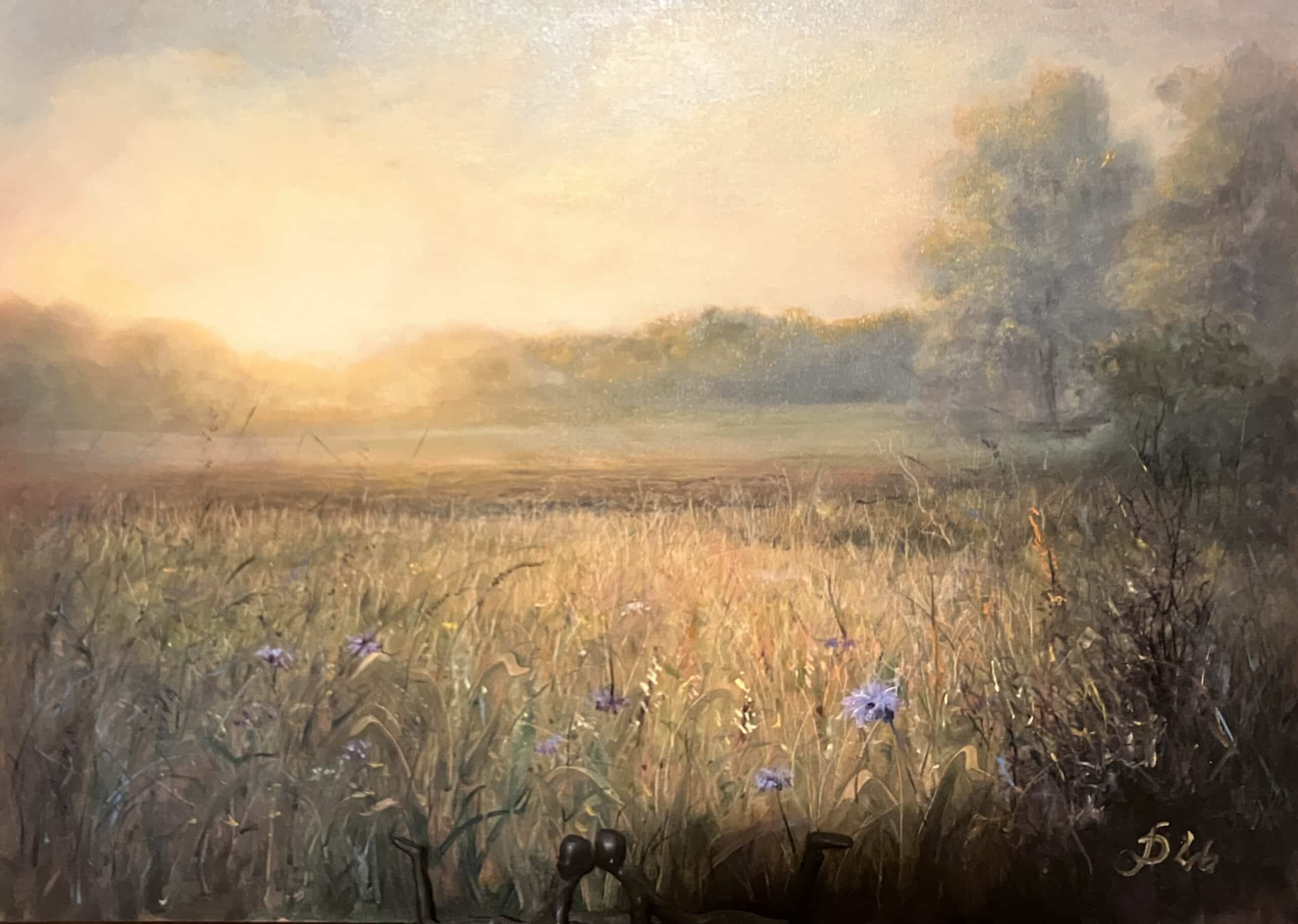Ölgemälde einer sommerlichen Wildblumenwiese im Leinetal bei Göttingen im warmen Gegenlicht der Abendsonne. Im Vordergrund sind lila Kornblumen im hohen Gras angedeutet, im Hintergrund lagert dichter Nebel vor einer Waldkulisse. Kunstwerk „Postludium“ von Matthias Schneider-Dominco.