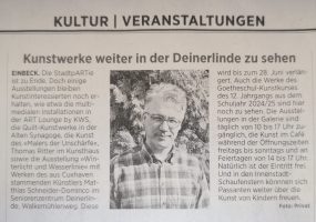 Porträt des Künstlers Matthias Schneider‑Domincio vor grünen Tannen, aufgenommen für die Ausstellung „Winterlicht und Wasserlinie“ im Seniorenzentrum Deinerlinde in Einbeck.